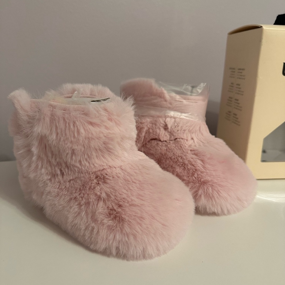 Baby Girl Ugg Jesse Bow II Fluff in Pink, Size 2/3 (6-12 mos) New in Box